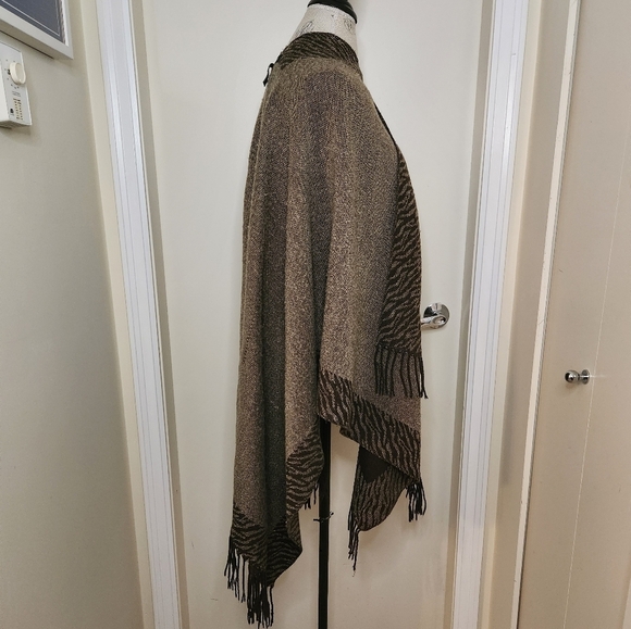 Vintage Reversible Zebra Cape Shawl - Picture 4 of 11